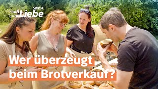 Challenge auf dem Marktplatz: Wer verkauft Tobias Brot am besten | Stadt + Land = Liebe (Folge 9)