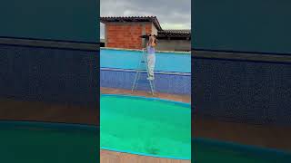 Pulou Na Piscina