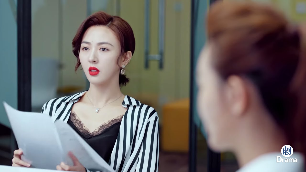 女總監嫉妒設計師被總裁喜歡，設局將她踢走，誰知第二天被董事長趕走的是自己！