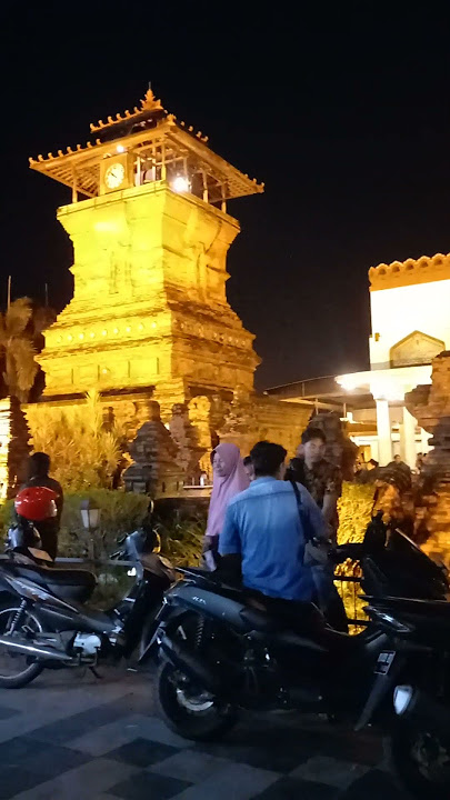 Suasana malam di Menara Kudus cerah ramai para peziarah #menarakudus #sunankudus #ziarahwalisongo