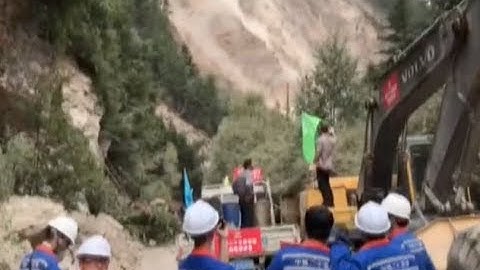 Quake-caused Landslides Cut off Highway, Trap Tourists in Sichuan