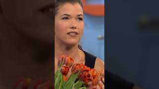Kurt Krömer schenkt Anke Engelke einen kleinen Strauß Tulpen