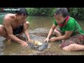 Primitive Life - Survival Skills Build Fish Trap Catch Fish - LIVING OFF GRID Cooking Fish