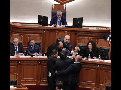 Rama Nuk Arrin Të Mbrohet, Ja Momenti Kur Paloka I Hedh Shiringën Me Bojë