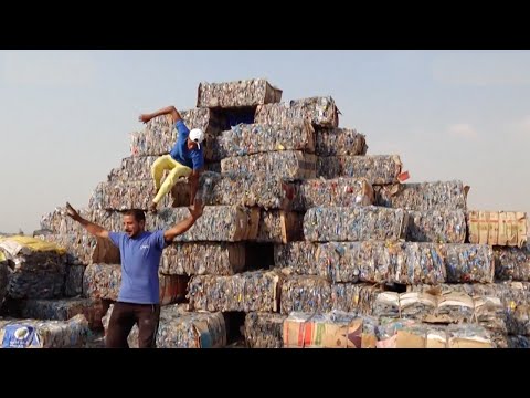 مصر متطوعون يبنون هرما من نفايات