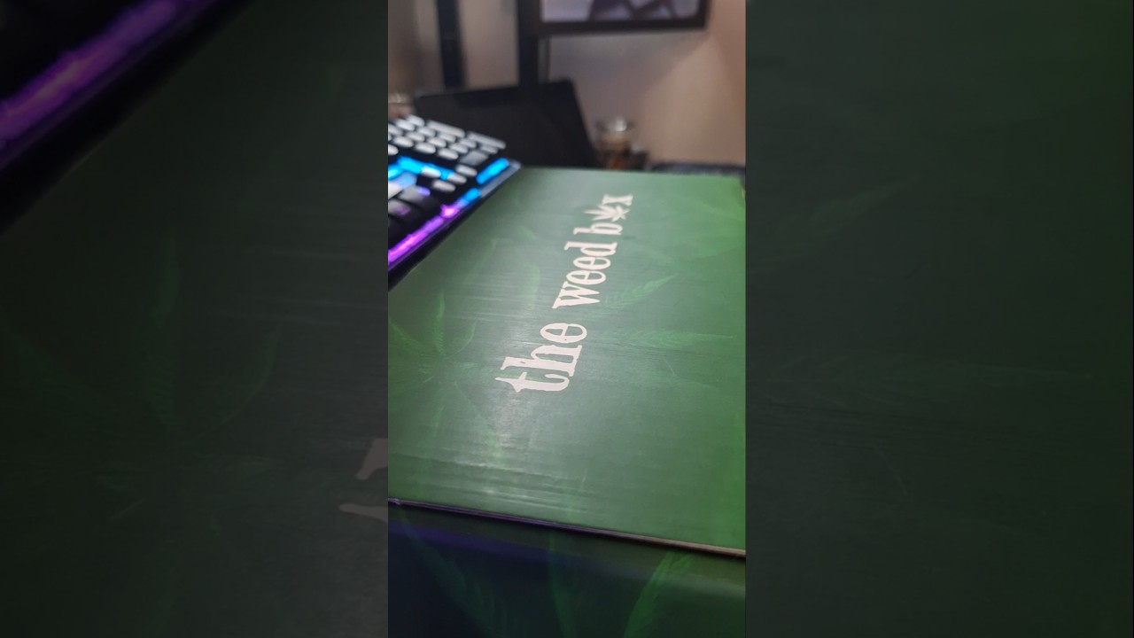 You know the vibes kicking off another beautiful monthly box from @theweedbox let's see what we got!