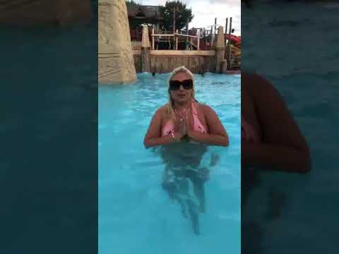 Jackie Castañeda saludos en la piscina