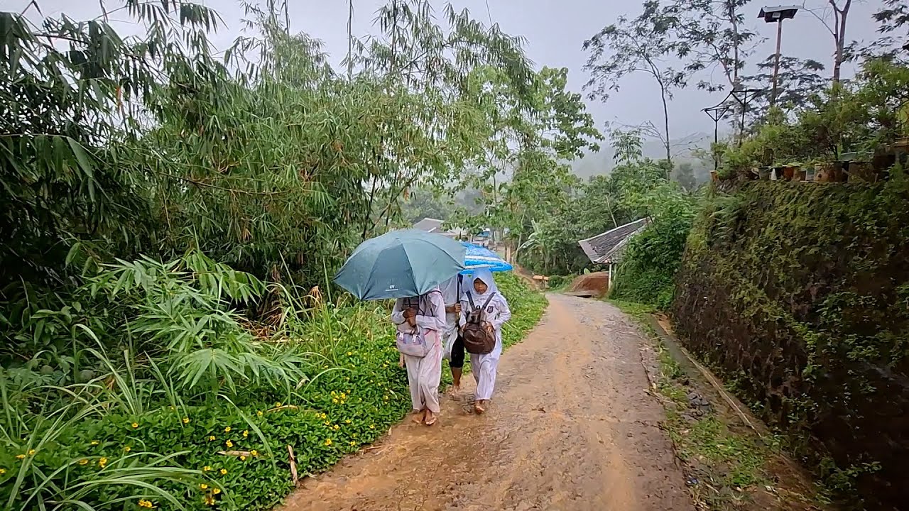 Hidup di desa, Suasana hujan menambah kesahduan tinggal di desa