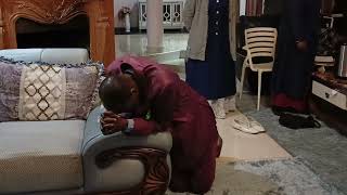 Baba twanyenyekea Chini ya miguu Yako Yesu twanyenyekea