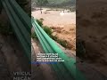Veículo é levado por correnteza após ponte desabar na China.📲 #RecordNews #Notícias #Shorts