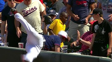 NYY@MIN: Parmelee goes over railing for foul catch