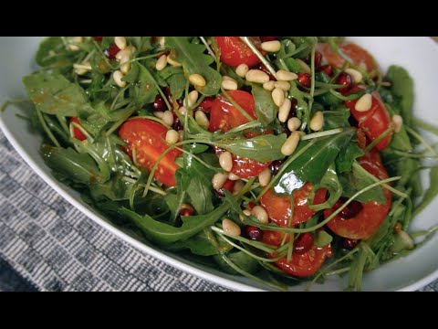 Video: Light Salad With Brie Cheese And Pine Nuts