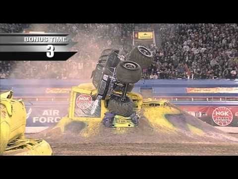 Escalade Monster Jam XI - YouTube