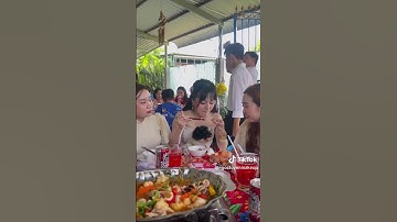 Bị phản ứng vì hành động gây tranh cãi với cún cưng trong bàn tiệc cưới,