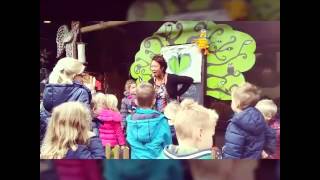 Download Lagu Tantje Sjan met haar dolle beestenboel in dierenpark Taman Indonesia MP3