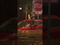 Una Mujer Sale por la Ventana del Auto durante una Inundación