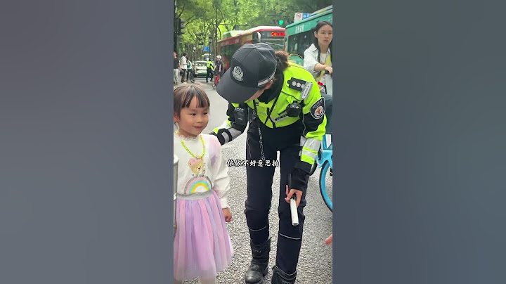 忙碌的兔子警官超暖心！疏导交通时还抽空满足小朋友合影！#李语蔚 #police #警察