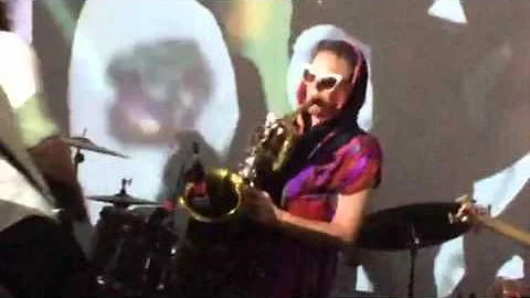 Paula Henderson pumping out the brown sound with Q...
