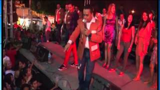 Vocalista De La Banda Pelillos Joteando