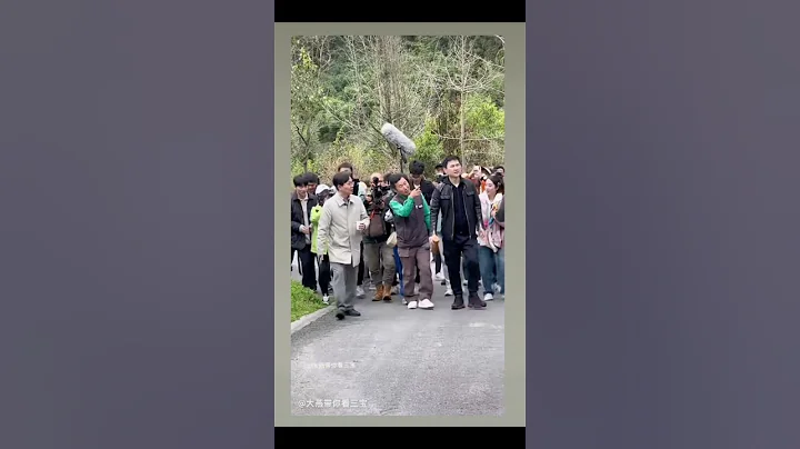 大熊猫福宝的姜姜爷爷观看卧龙熊猫基地。grandpa Jiang watching wolong panda base. #panda #大熊猫 #animals #cute #pandas #福宝 - 天天要闻