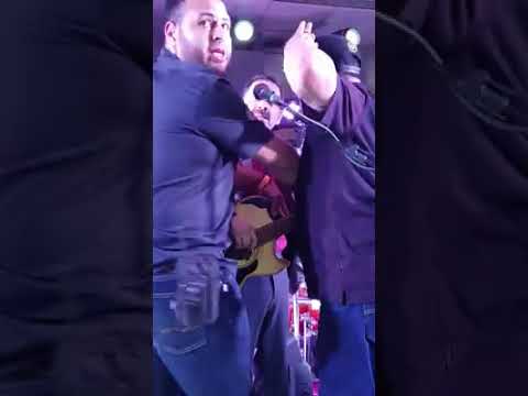 Mario Quinterio es atacado en pleno concierto - Mario Quinterio es atacado en pleno concierto