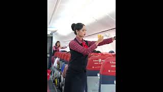 Download Lagu Seragam Lama Pramugari Lion Air Saat Memperagakan Cara Penggunaan alat Keselamatan dalam Pesawat MP3