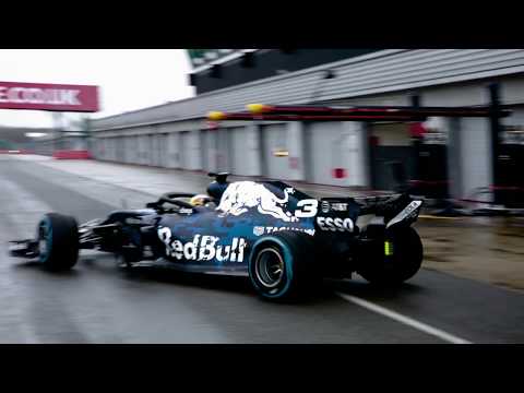 レッドブル、2018年F1マシン『RB14』をシェイクダウン - YouTube