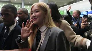 200126 BLACKPINK ROSÉ ARRIVAL IN PARIS ACCEPTS 💌 & 🌹@ CDG AIRPORT 2020.01.26 200127 블랙핑크 로제 도착 ᴴᴰ