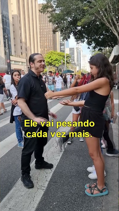 Hipnotizando pessoas na rua - Livro muito pesado! #Shorts