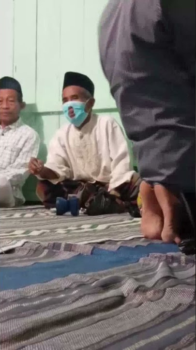Kakek Bermasker Bisa Merokok