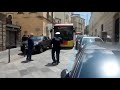 Catanzaro, auto parcheggiata male blocca traffico e vigile interviene per manovra bus (VIDEO)
