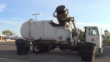 Wickenburg: Autocar WX-64 Heil CP Python on 300