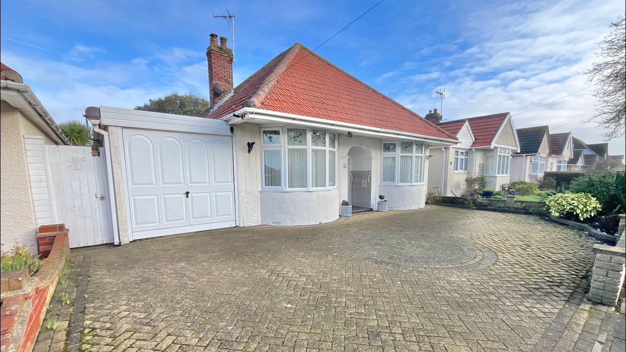 SPACIOUS BUNGALOW IN SOUGHT AFTER AREA - Canterbury Road, Holland-on-Sea
