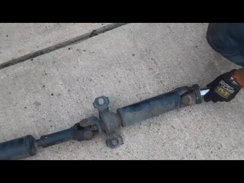 2008 Kia Sorento Two-piece driveshaft with Center support bearing