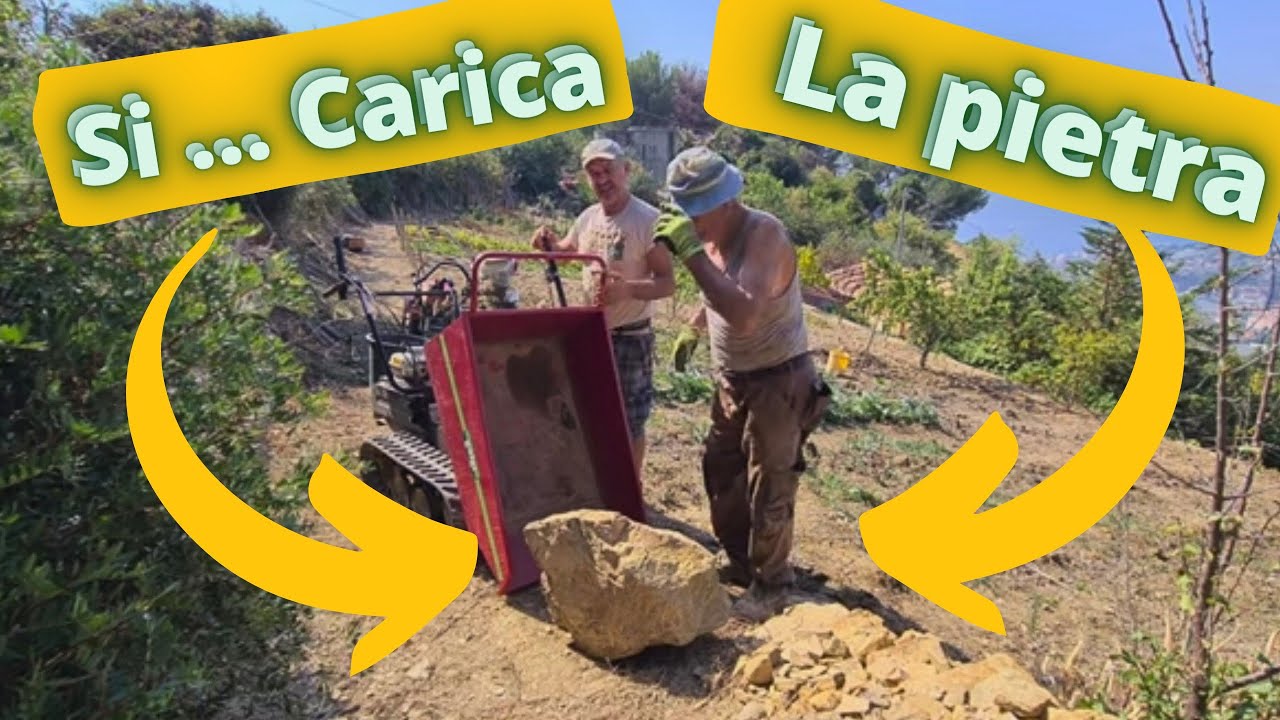 si carica la pietra sulla motocarriola cingolata