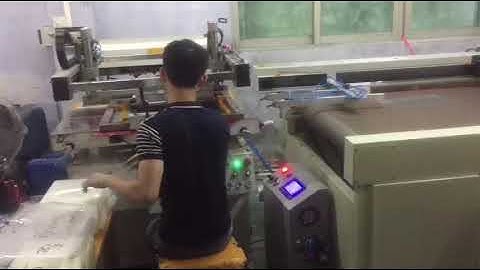 Automatic unloading pick up arm for plastic screen printing