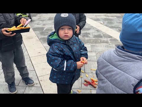 Frietjes en lekkernijen uitdelen aan vluchtelingen in Zaporizhia