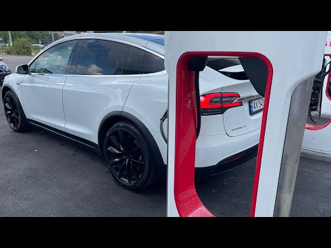 Video: Teslas CCS Supercharger-expansionsramper Med Dubbla Laddningsstativ I Europa