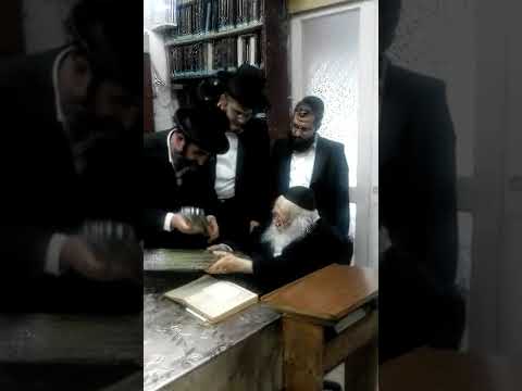 מנהיג הדור מרן הרב קניבסקי משלם על ההדסים שהובאו לו