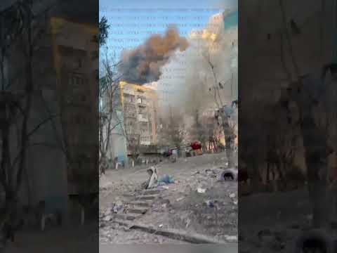 Кадри зруйнованого ракетою будинку у Тернополі місто затягнуло димом 
