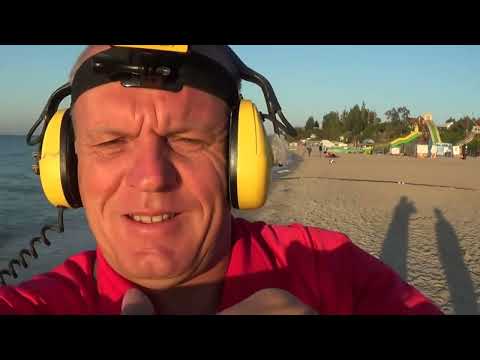 Видео: По пляжу за золотом и серебром! Поиск с металлоискателем по прибрежной полосе!