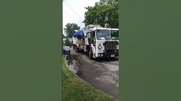 Peterbilt 520 Labrie Expert side loader #shorts #recycle #trashtruck