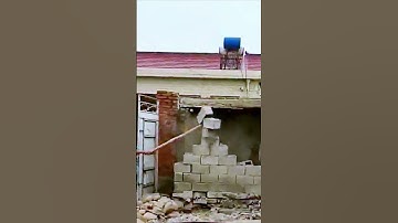 The process of demolition of the house = good tools can improve efficiency.