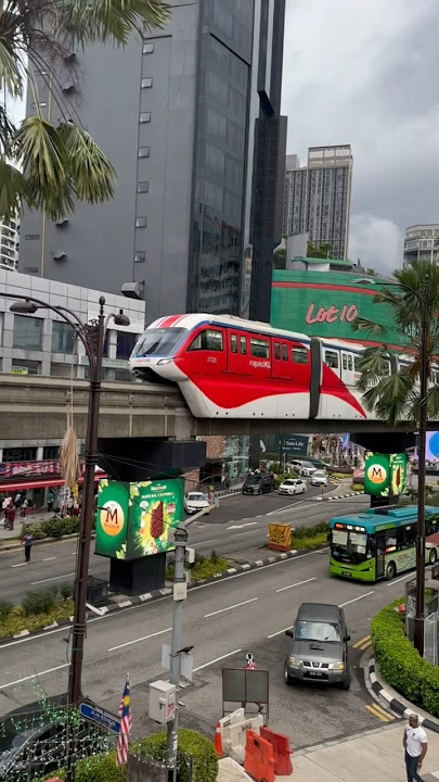 Mono Rail #bukitbintang #kualalumpur #malaysia #travel #rain #views #trending #lrt #metro #train