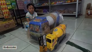 Ade bocil beli mainan truk molen