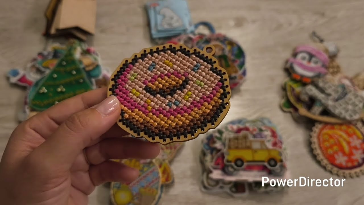 Разбираю коробку вышитых ирушек / обзор вышитых игрушек / вышивка крестиком / вышивка бисером