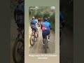 🚨 vaca brava ataca a ciclistas  #shorts #viral