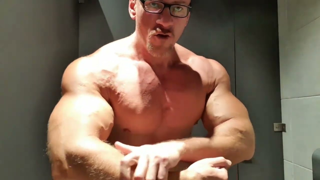 Muscle Dad's Perfect Body - Posing