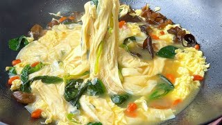 春天，我们福建人特别喜欢用头层豆腐皮煮汤，汤鲜味美营养丰富