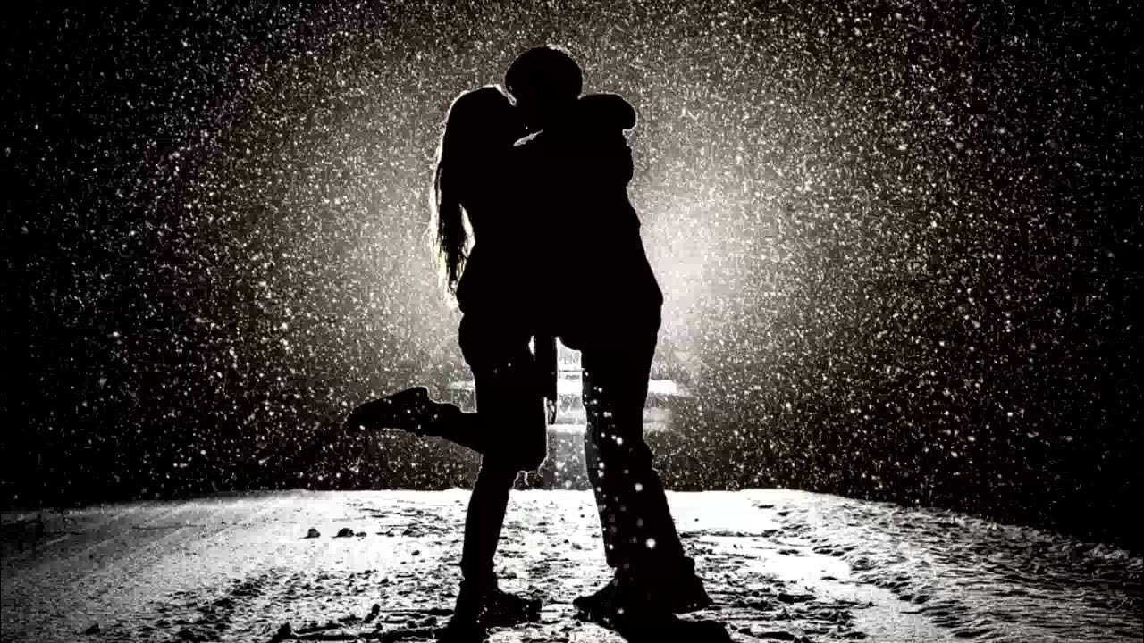 Страсть на улице. Романтичная ночь. Поцелуй под снегопадом. Хочу гулять всю ночь. Парень и девушка под луной.